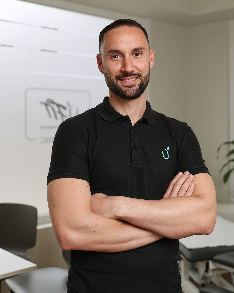 Alessandro Veneto, dietista e chinesiologo, co-fondatore di Unconventional Fit, nello studio di Legnano