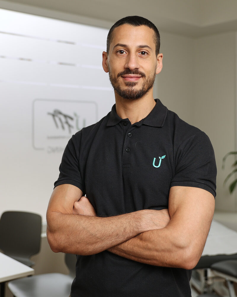 Valerio De Vita, osteopata e chinesiologo, co-fondatore di Unconventional Fit, nello studio di Legnano